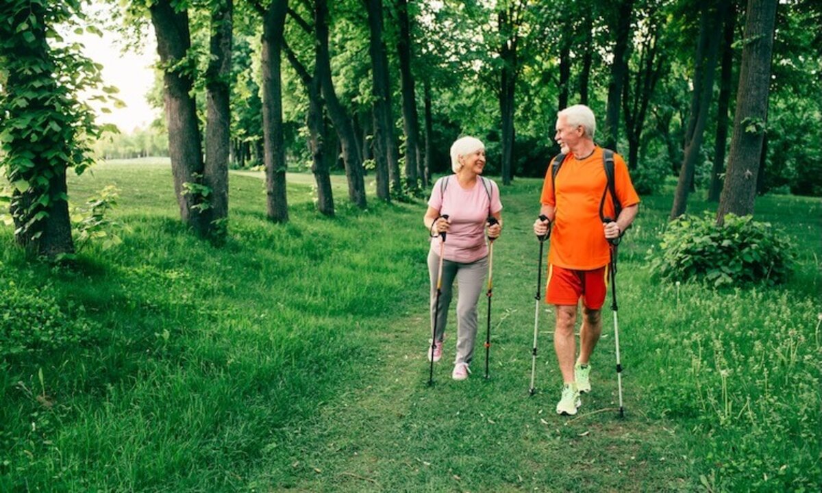 starší muž a žena praktikujúci nordic walking
