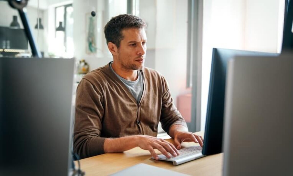 muž pracujúci na počítači