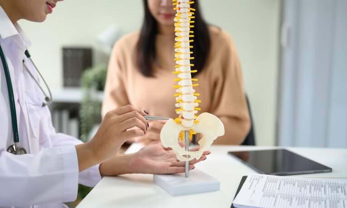 lekárka vysvetľuje pacientke pomocou modelu chrbtice