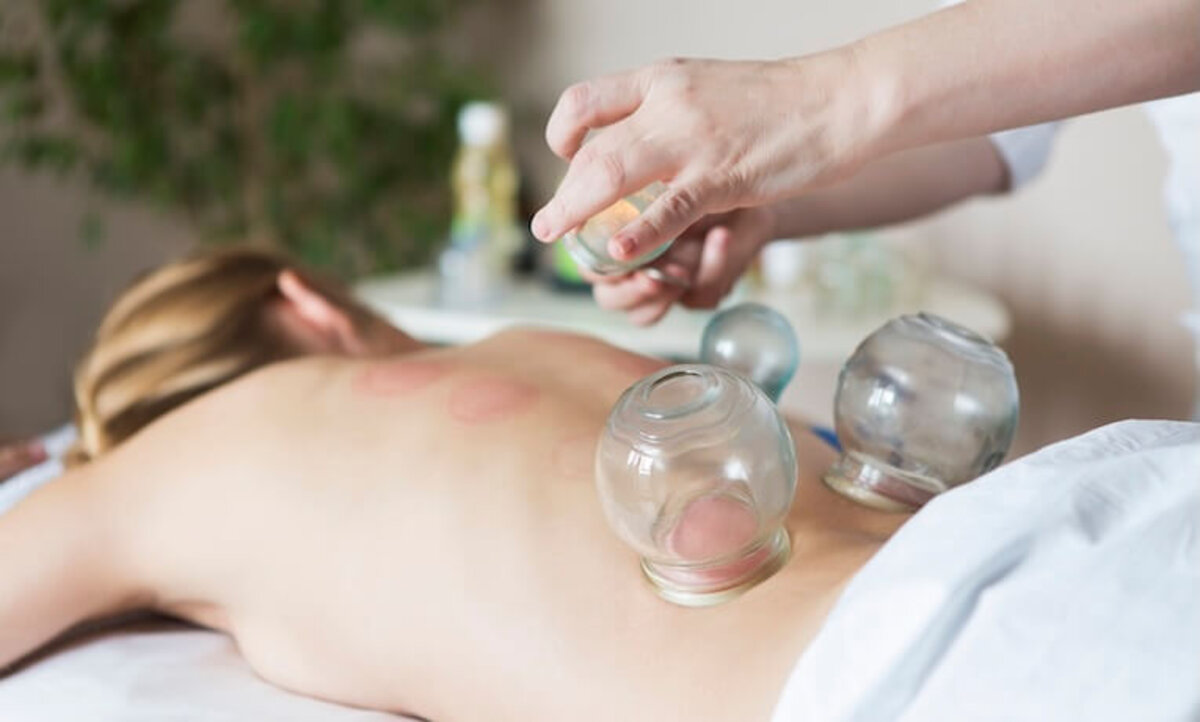 žena na bankovaní chrbta