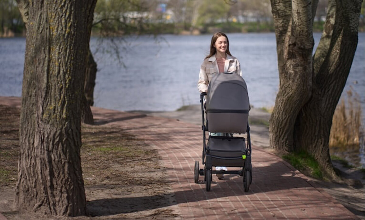 mamička na prechádzke s kočíkom
