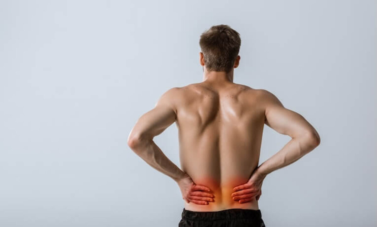mužský chrbát s bolesťou v krížoch