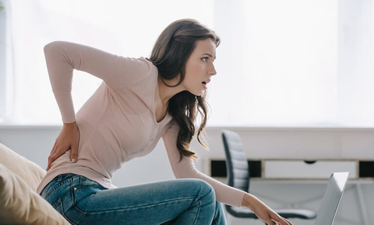 žena má bolesti v bedrovej oblasti chrbta