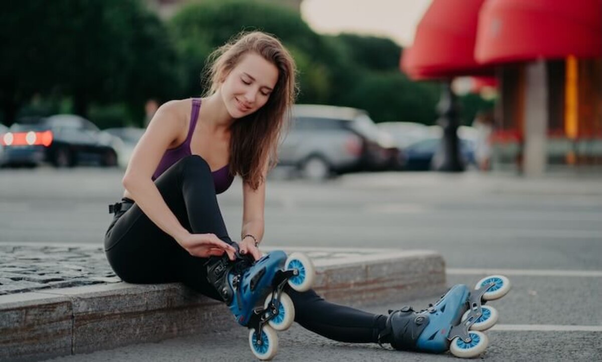 mladá žena si obúva inline korčule