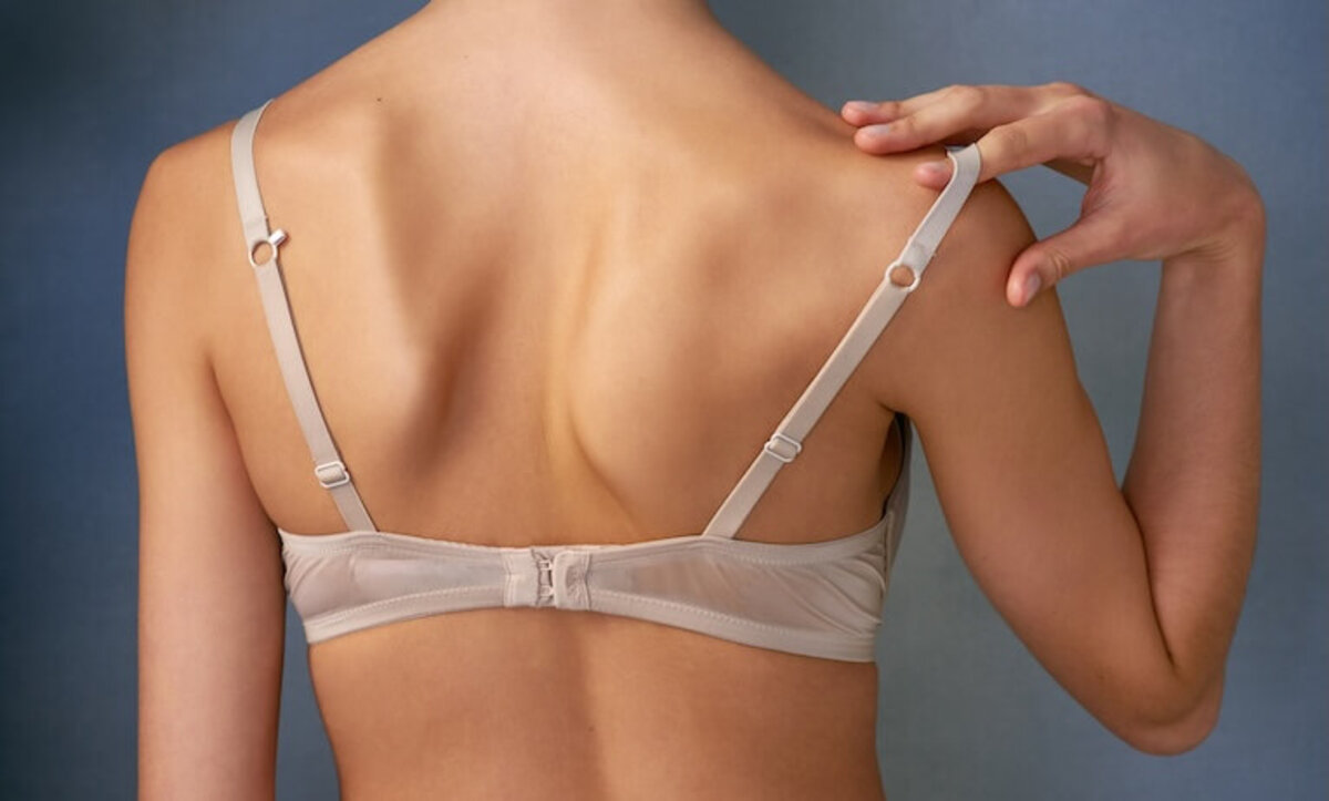 ženský chrbát s oblečenou podprsenkou