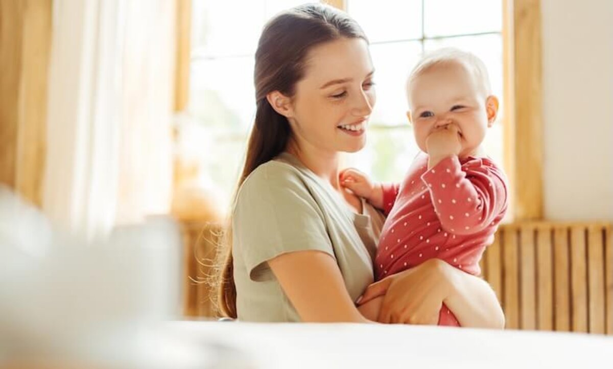 mamička s bábätkom na rukách