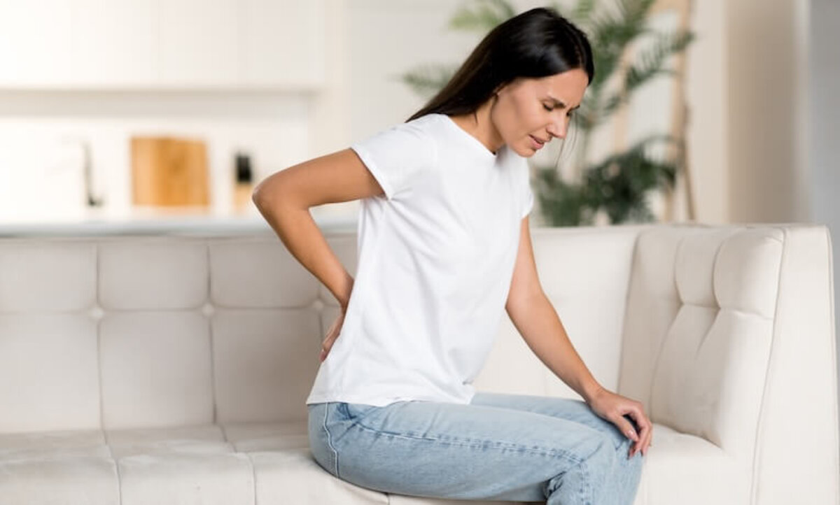 žena s bolesťou v bedrovej časti chrbta