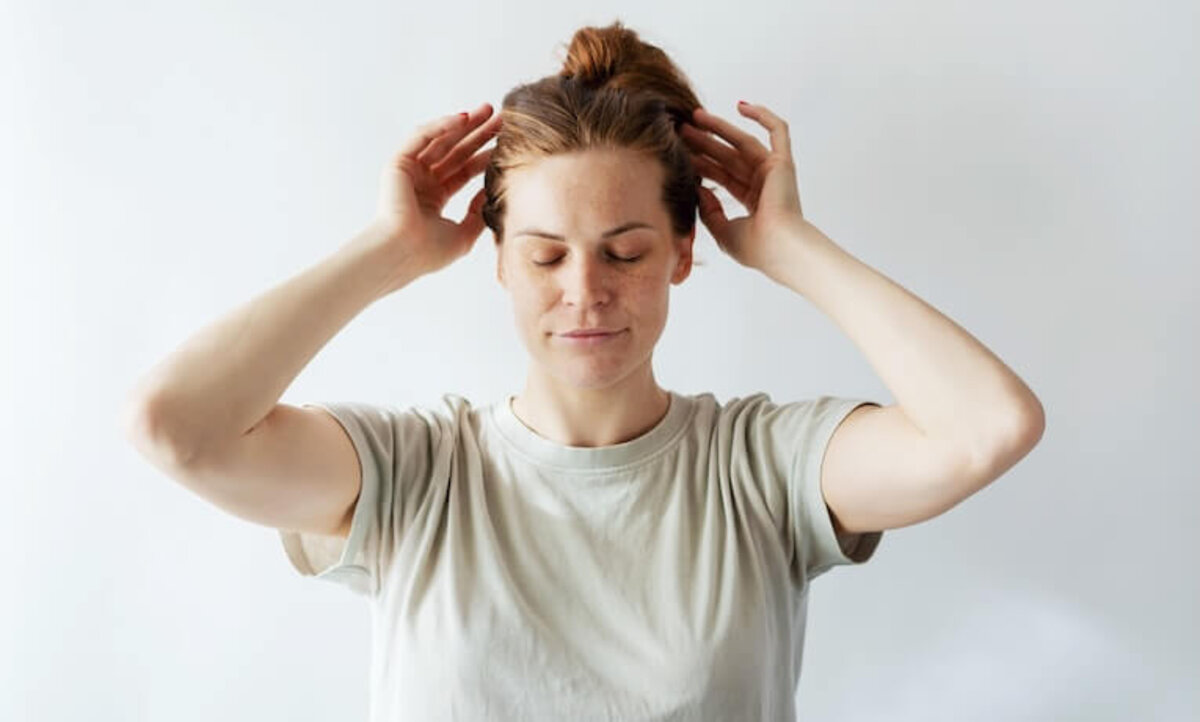 žena si robí automasáž hlavy