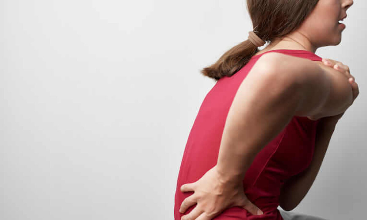 žena s bolesťou v krížoch