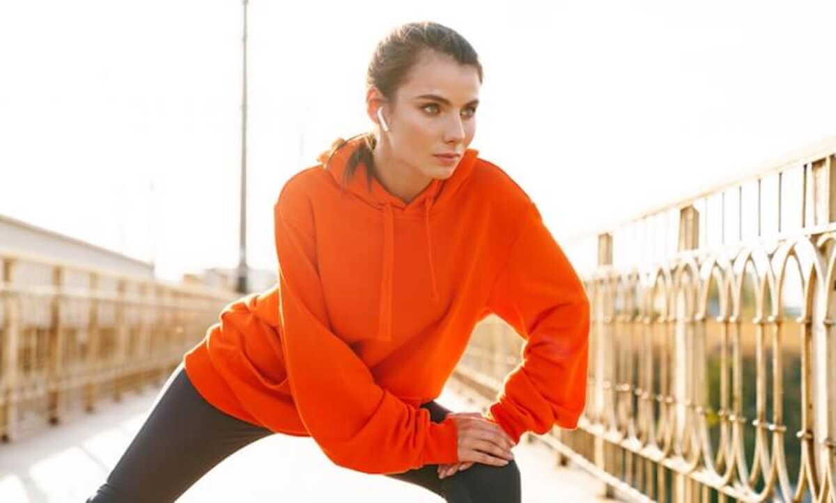 mladá žena sa naťahuje