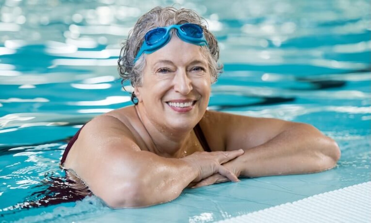 staršia plavkyňa oddychuje pri kraji bazéna