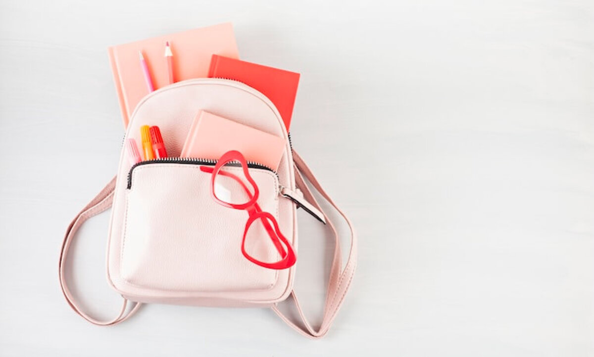 dámsky batoh s obsahom