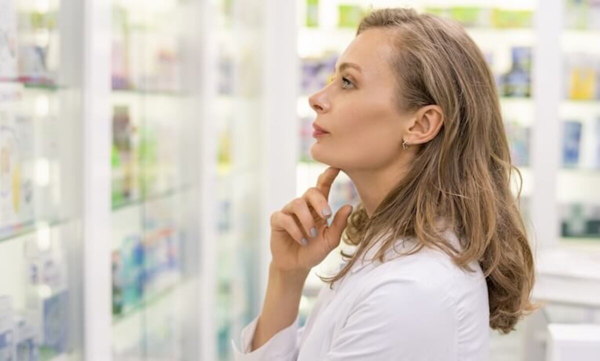 žena premýšľajúca v lekárni