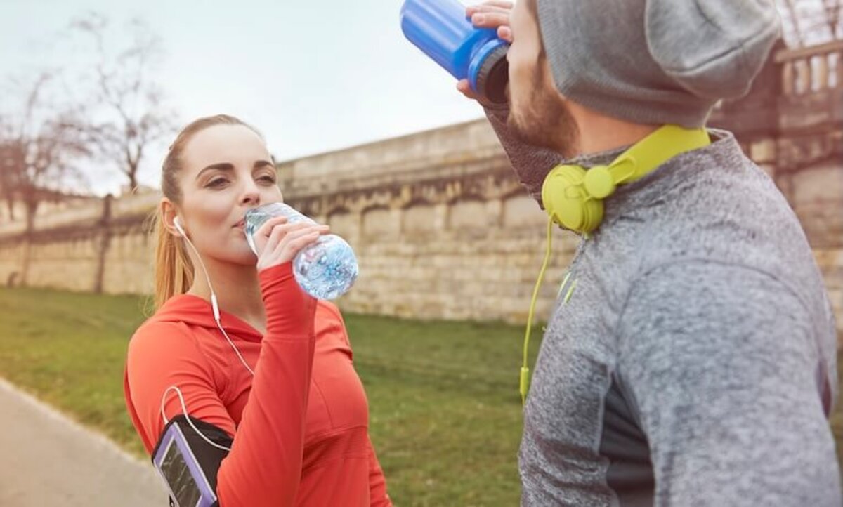 dvaja bežci majú prestávku na pitie vody