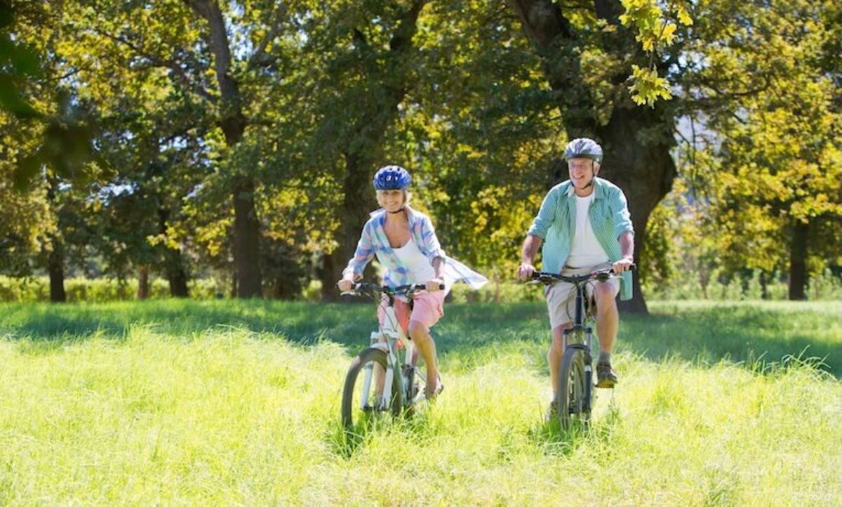 muž a žena na bicykloch v prírode