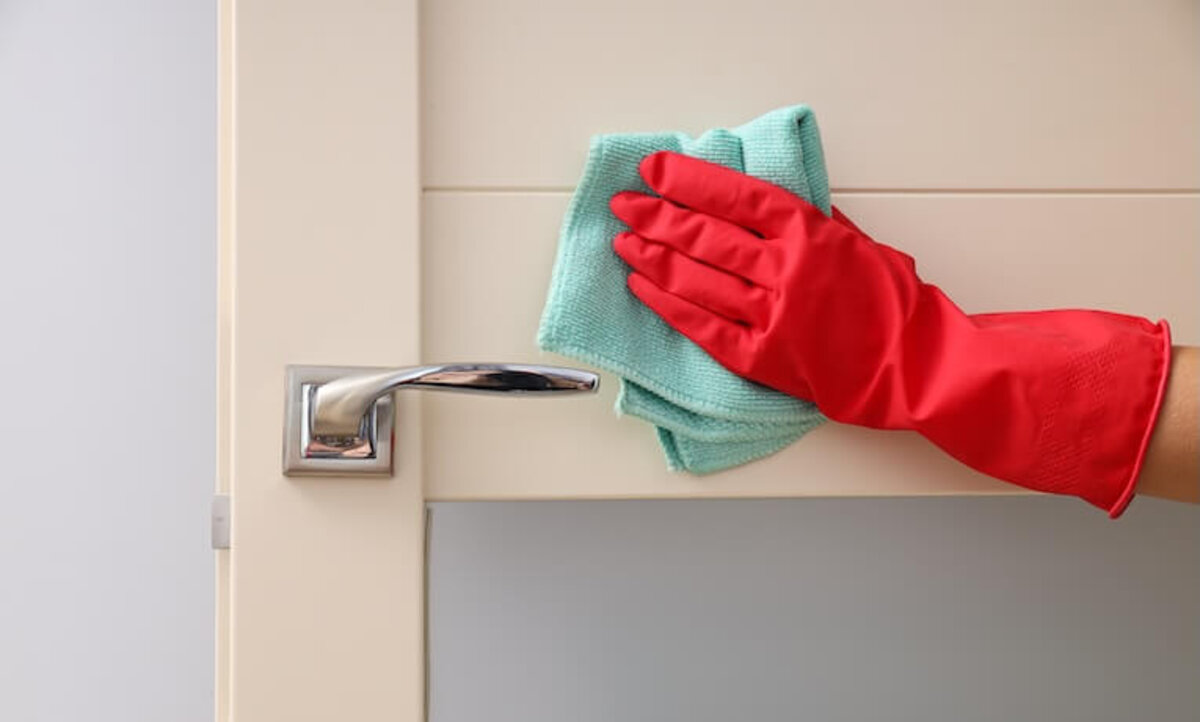 červená rukavica na upratovanie