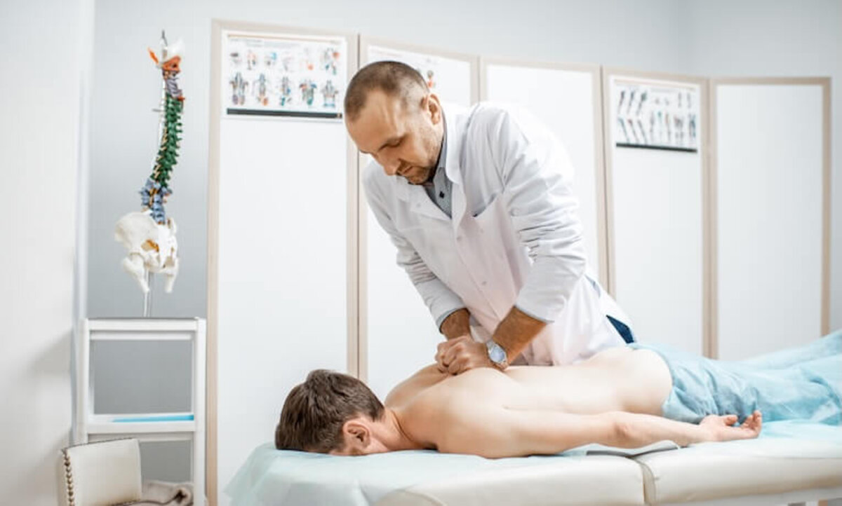 muž na masáži chrbta