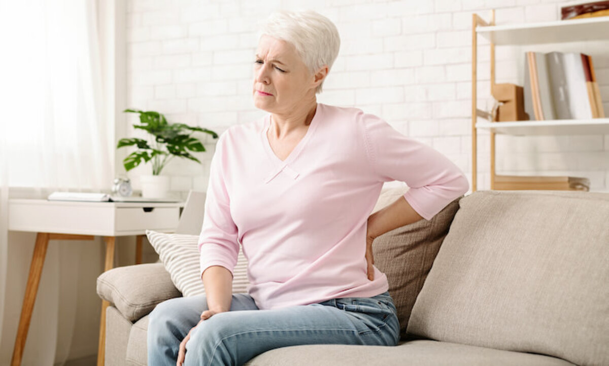 žena s bolesťou v krížovej oblasti