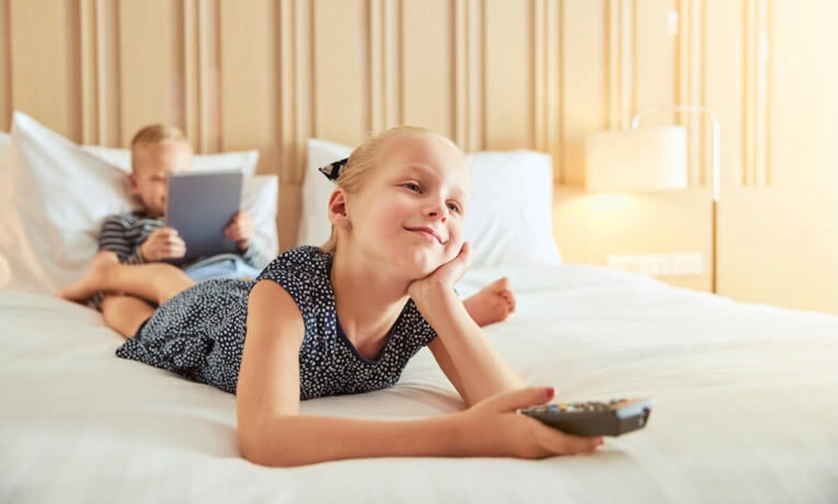 dievča pozerá TV a chlapec tablet