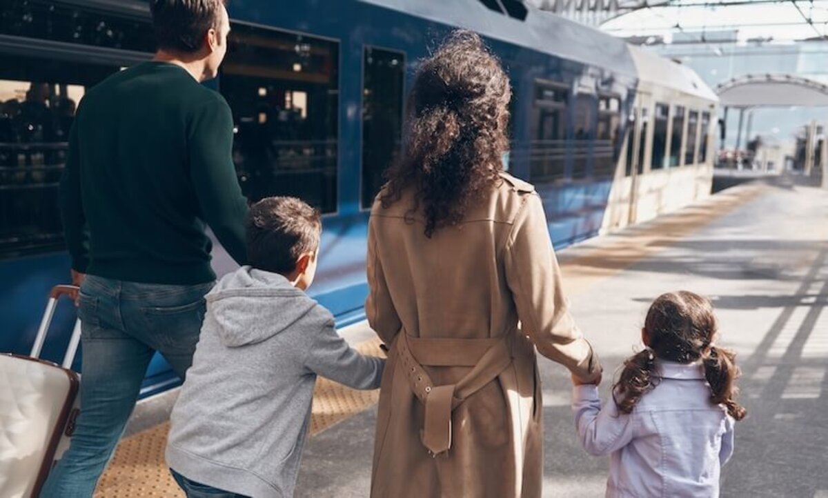 rodina cestujúca vlakom
