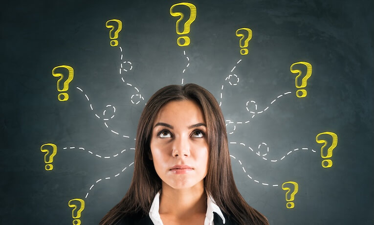 žena s otáznikmi okolo hlavy