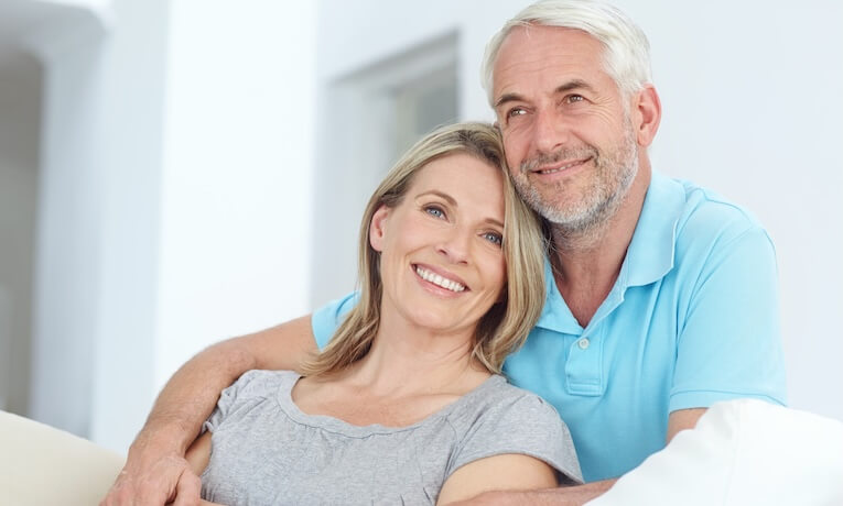 muž obímajúci ženu