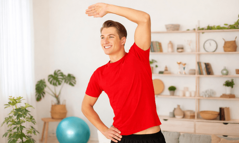 mladý muž si naťahuje chrbát