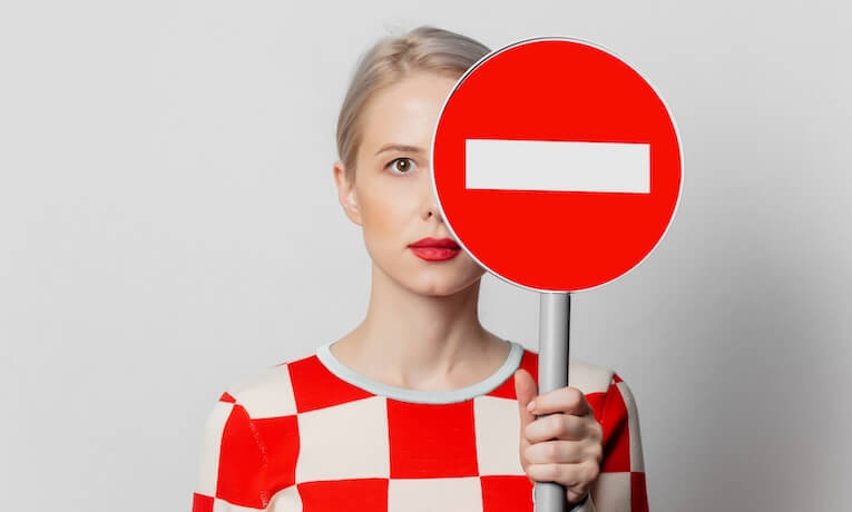 žena s dopravnou značkou zákaz vjazdu 