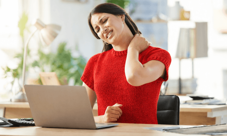 žena pracujúca na počítači má bolesti v krčnej chrbtici