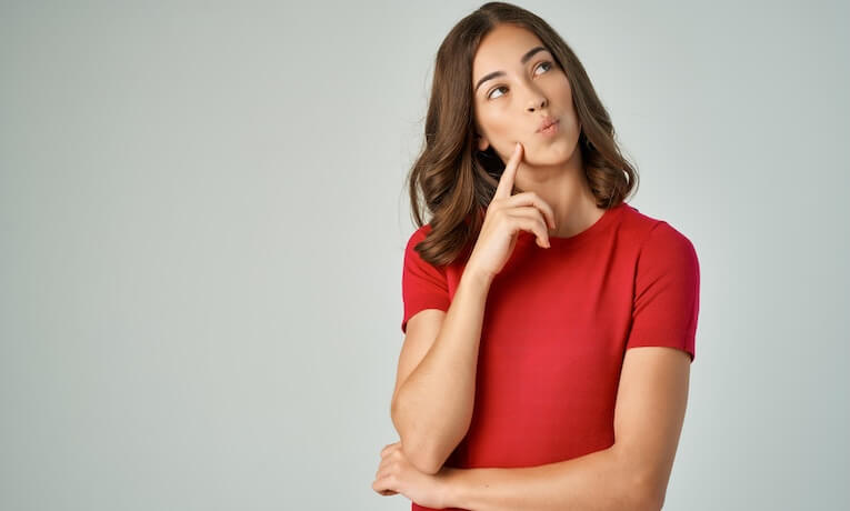 premýšľajúca žena