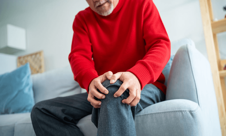 muž s bolesťou kolena