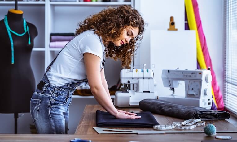 krajčírka pracujúca vo svojej dielni