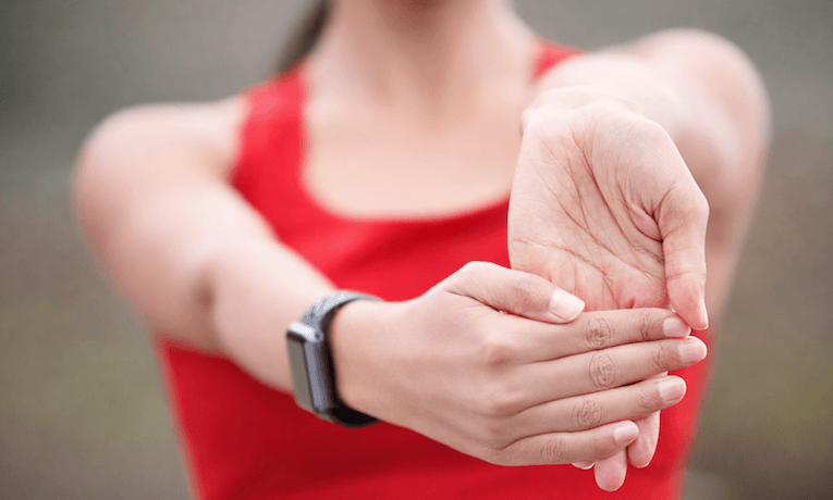 žena v červenom tričku s hypermobilnou rukou