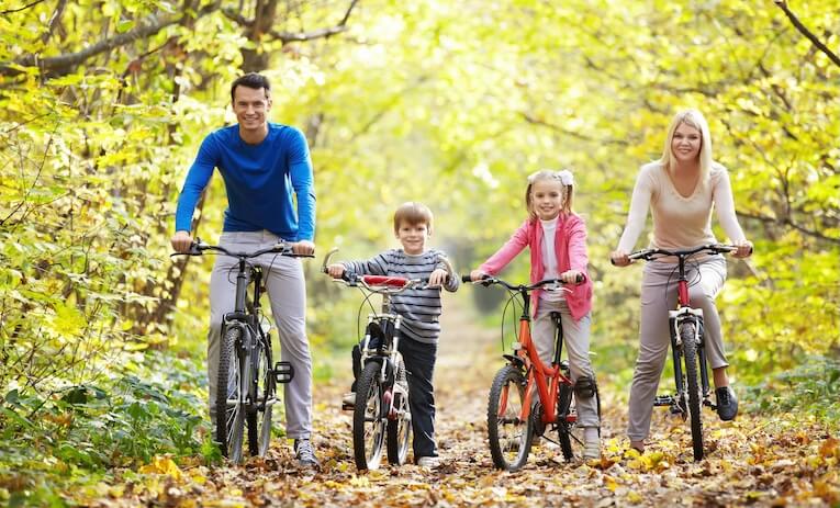 štvorčlenná rodina na bicykloch v lese