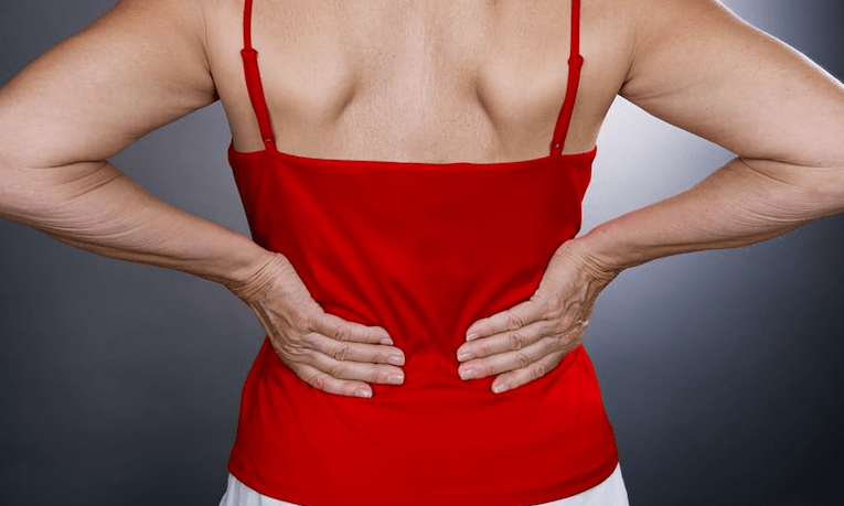 žena si drží bedrovú oblasť chrbta