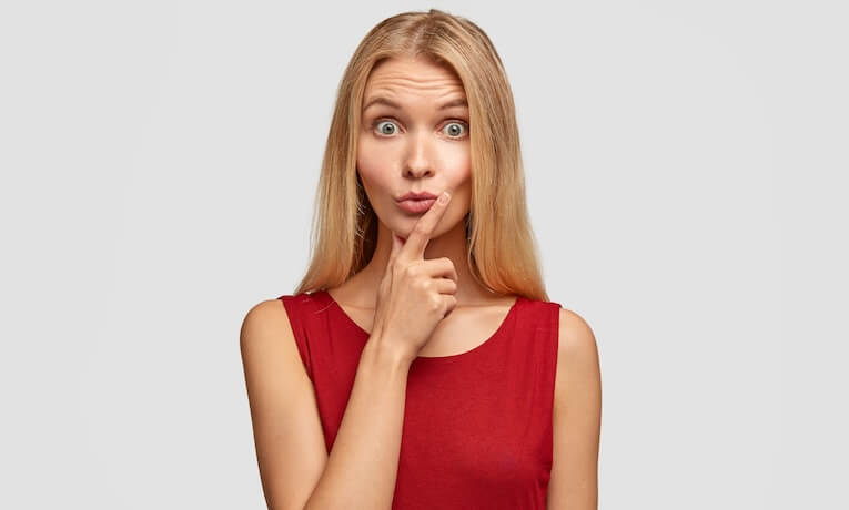 mladá žena s prekvapeným výrazom
