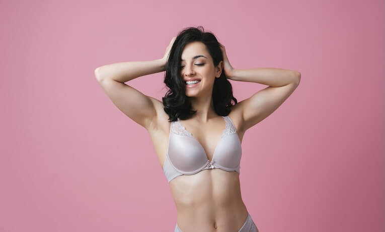 mladá žena v podprsenke