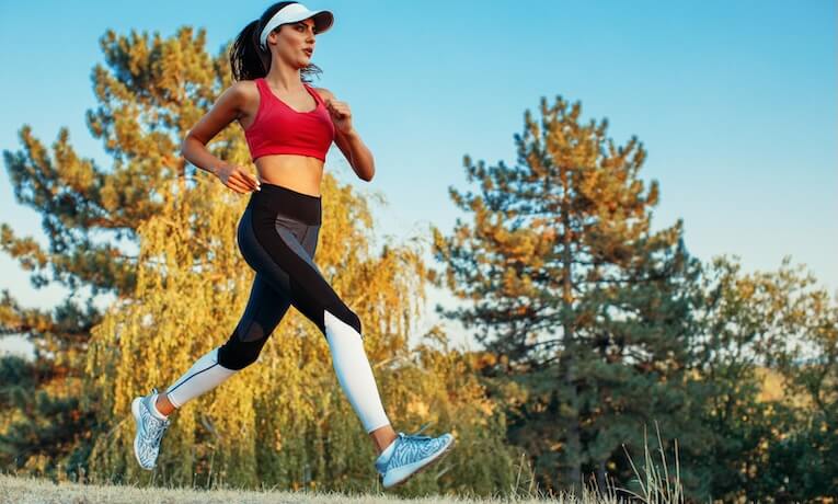 mladá žena beží v prírode