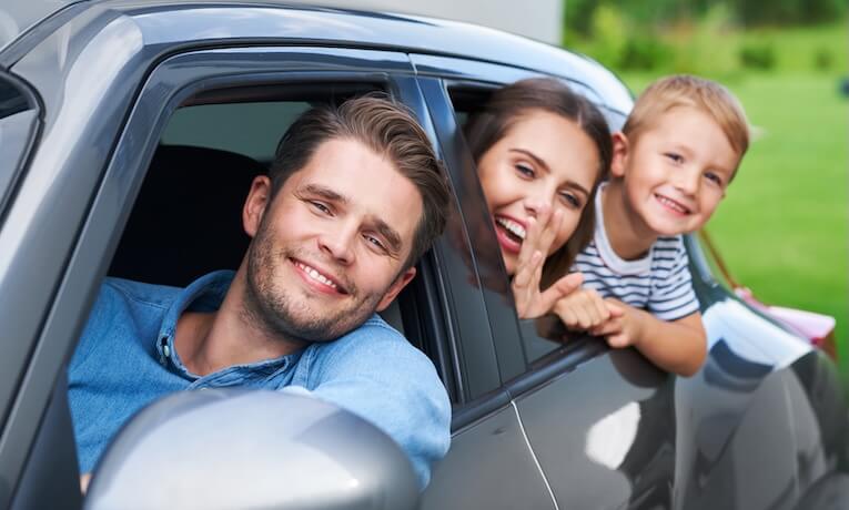 rodina cestuje na dovolenku v aute
