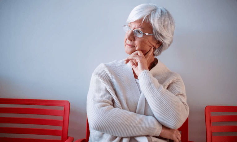 premýšľajúca staršia žena