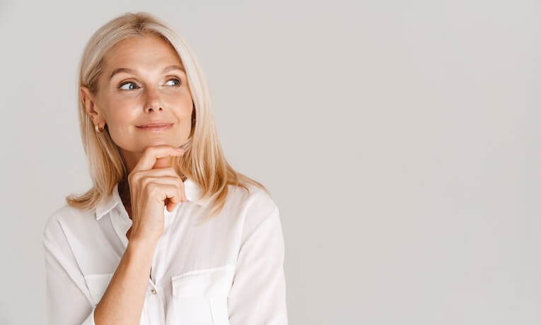 premýšľajúca žena