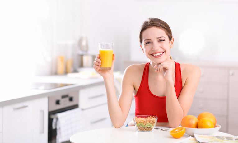 mladá žena so zdravým jedlom a ovocným džúsom
