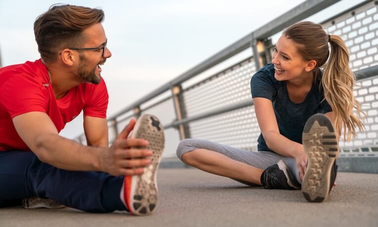 dvaja bežci sa naťahujú