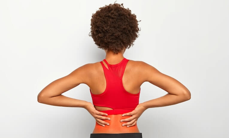 ženský chrbát s bolesťou v oblasti krížov