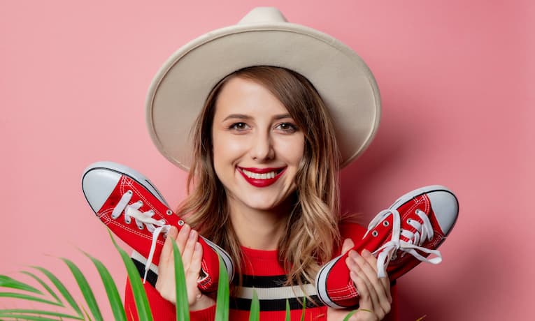 žena s červenými teniskami