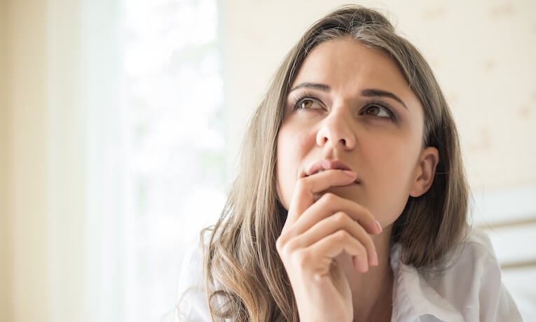 mladá žena so zamysleným výrazom