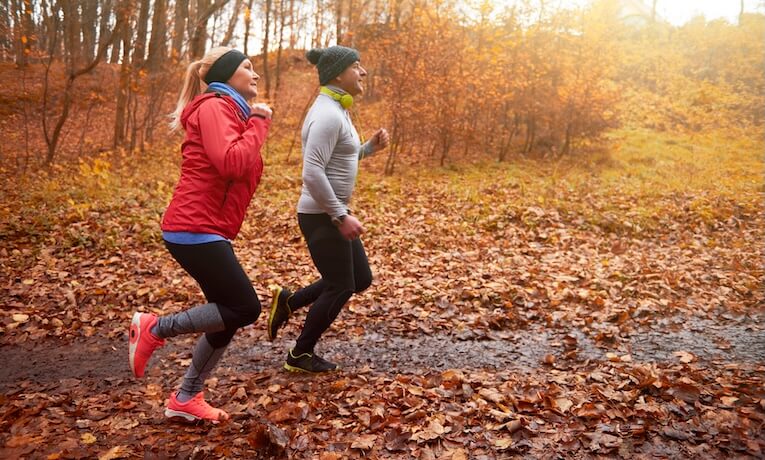 dvaja bežci v prírode na jeseň