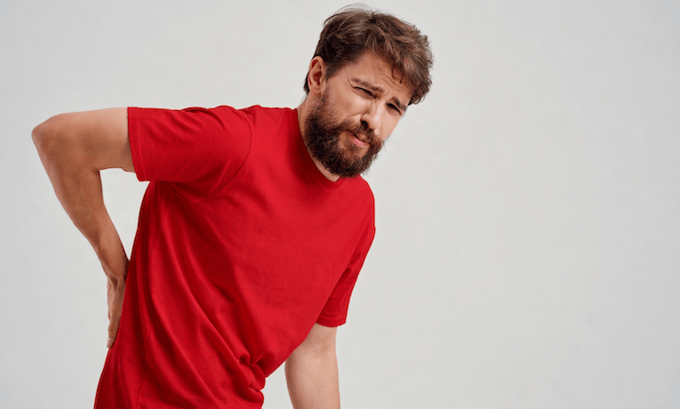 muž s bolesťou v oblasti krížov