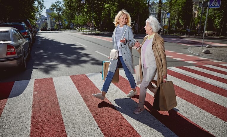 dve ženy idúce po prechode pre chodcov