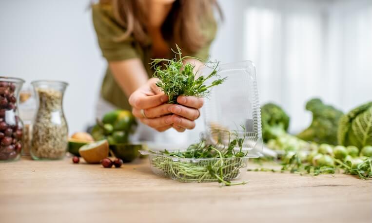 ženské ruky ukazujúce bylinky